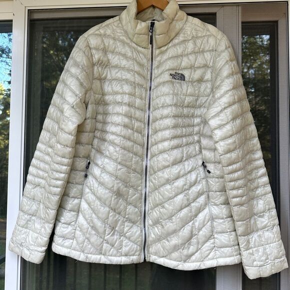 The North Face Women's Light Gray Puffer Jacket - Picture 1 of 10
